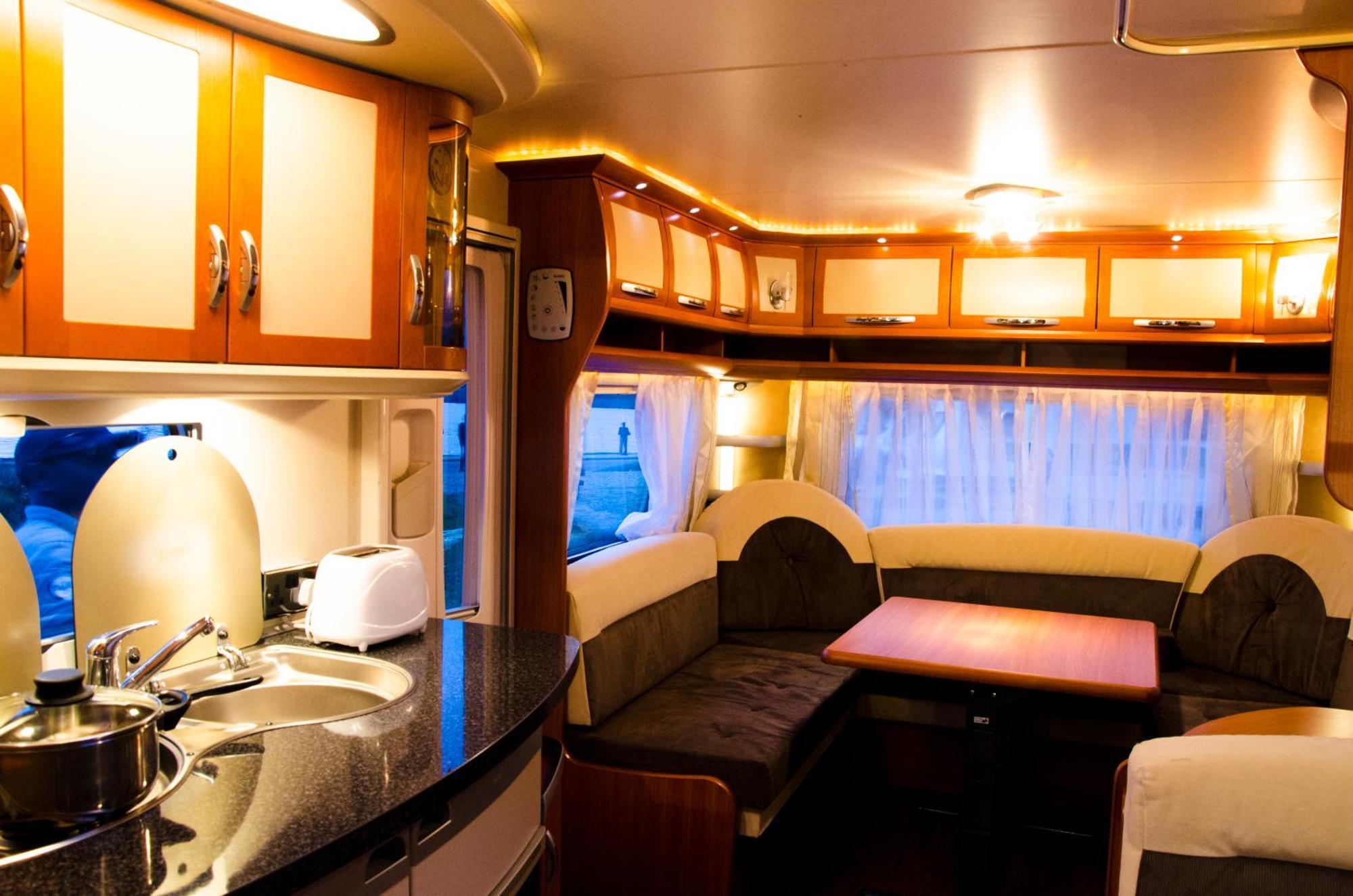Go Outdoors Caravan Park Νουβάρα Ελίγια Εξωτερικό φωτογραφία