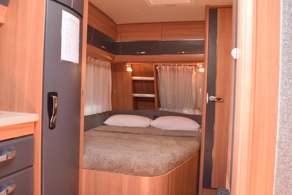 Go Outdoors Caravan Park Νουβάρα Ελίγια Δωμάτιο φωτογραφία